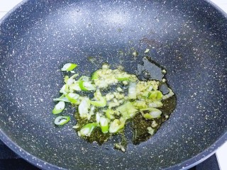 避风塘香酥虾,另起油锅，加入切好的葱姜蒜炒香。