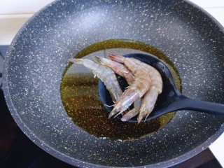 避风塘香酥虾,油温6.7成热时，将腌制好的虾轻轻拍上薄薄一层淀粉，下入油锅。