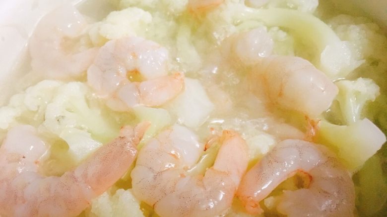 菜花虾仁煲 清甜营养好味道,将虾仁码入，同样盖上锅盖，焖煮3分钟。
