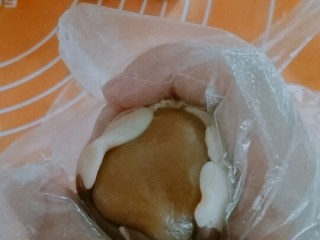 桃山皮月饼,用虎口慢慢往上收，这个会比广式月饼皮好包