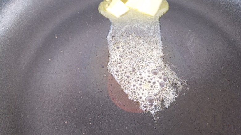 黄油土豆培根,然后黄油融化。