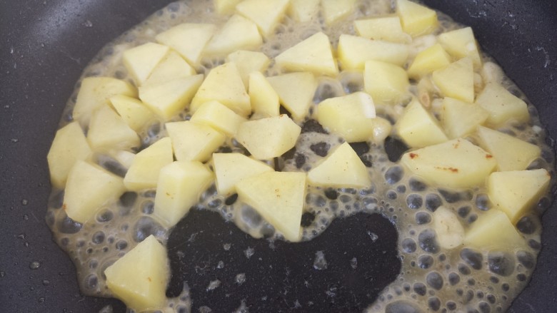 黄油土豆培根,小火炖几分钟。