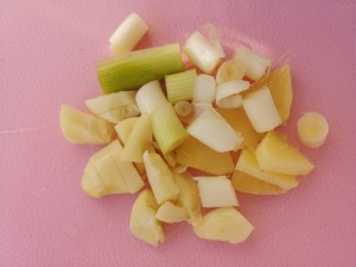 豆角炖排骨,然后切葱花和姜。
