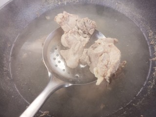 豆角炖排骨,把排骨捞出来，沥干水分。