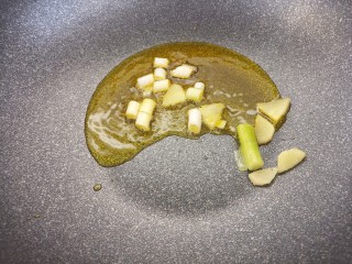 豆角炖排骨,把葱和姜爆香。