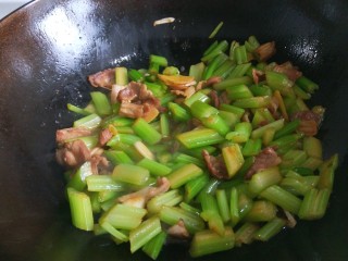 新文美食  亚麻籽油肉炒西芹,在倒入鲁花酱油炒均匀。