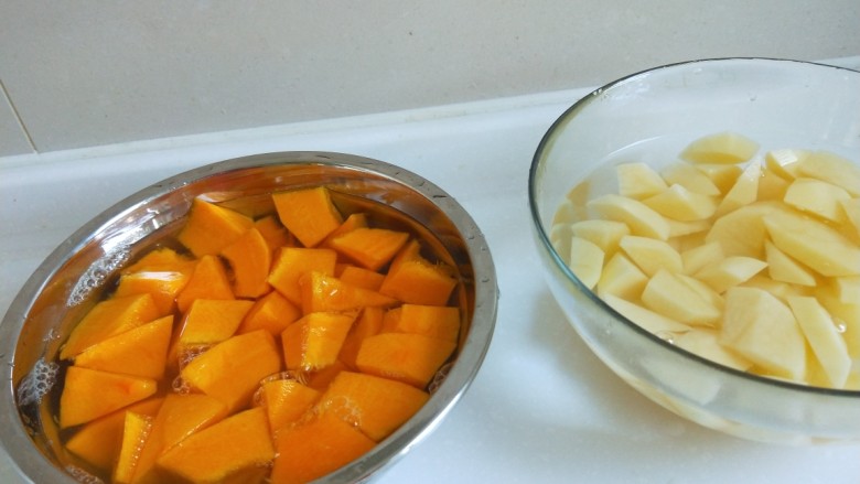 新文美食  马铃薯熬金瓜,全部切好在用清水泡20分钟。