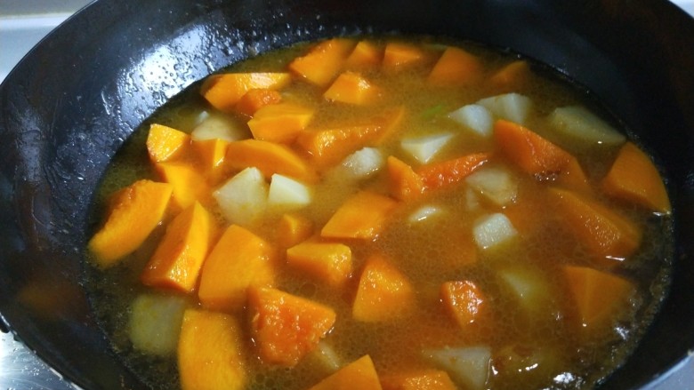 新文美食  马铃薯熬金瓜,加入适量水煮开，中火熬制。