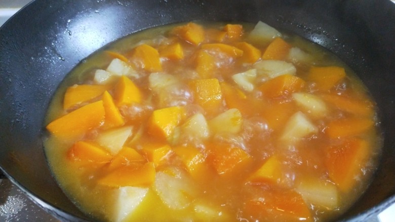 新文美食  马铃薯熬金瓜,熬制全部糊糊的在大火收汁。
