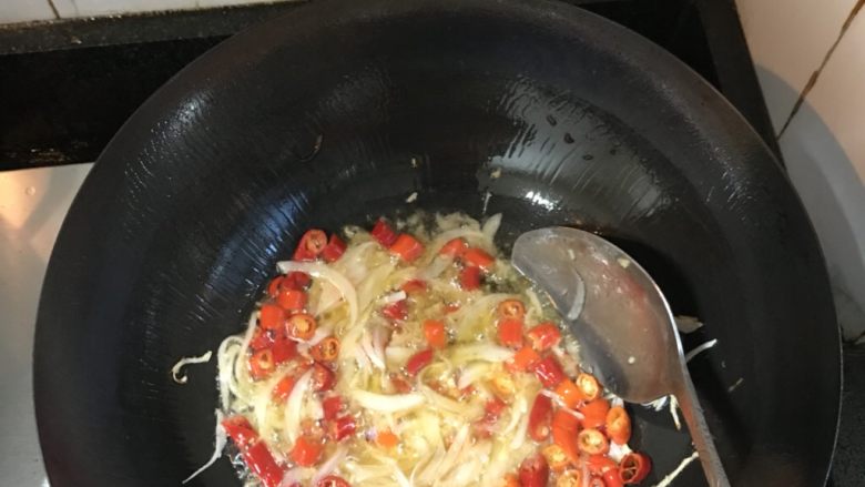 牡蛎炒面,放入洋葱丝姜末红椒丁炝锅，加入花椒粉少许