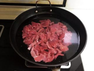 小炒黄牛肉,锅里加入冷水，放入牛肉片，水开后焯水5分钟