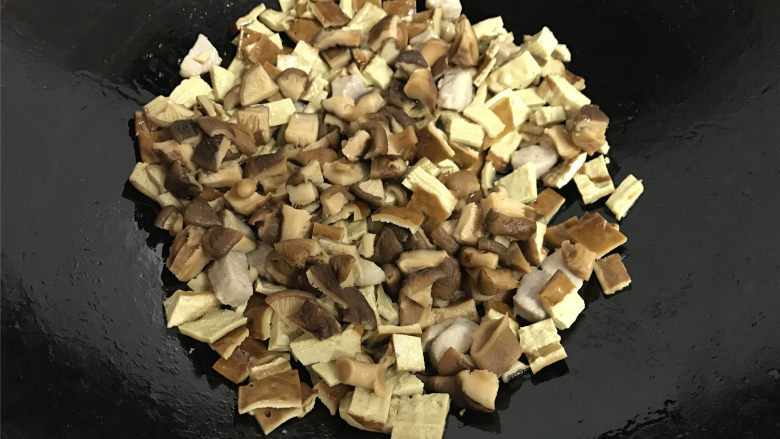 香菇脆皮干酱丁,然后把香菇粒和脆皮干一起放入锅中炒匀。