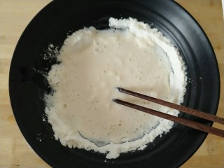 蒜黄鸡蛋饼,面粉里分多次加入清水搅拌成面糊状。