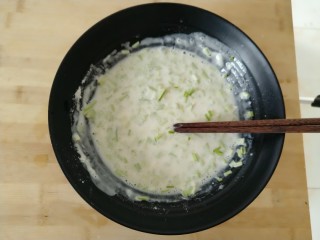 蒜黄鸡蛋饼,倒入切碎的蒜黄、打入鸡蛋、放入食盐搅拌均匀。