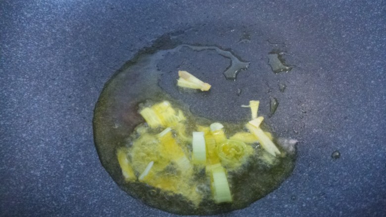 土豆干豆腐炒辣椒,接着锅里热油爆香葱姜。