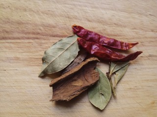 黄豆焖猪蹄,然后准备干辣椒，香叶，桂皮。