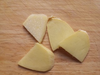 黄豆焖猪蹄,切几片姜。