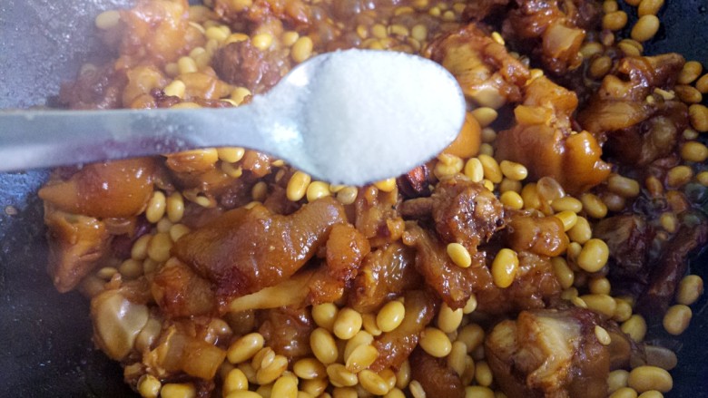 黄豆焖猪蹄,然后炖15，20分钟左右加一勺盐。