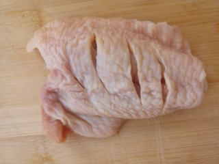 新奥尔良烤翅,把鸡翅表面上划几道。