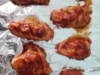 新奥尔良烤翅,然后把鸡翅拿出来，放在烤盘上，底下垫上锡纸。