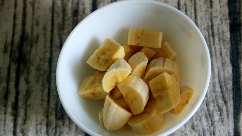 椰浆酸奶水果捞,把香蕉切成块。