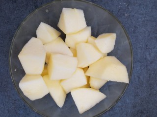 椰浆酸奶水果捞,把苹果切成块。