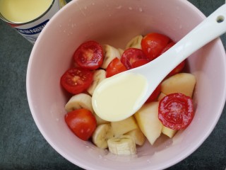 椰浆酸奶水果捞,放两勺进去。