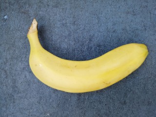 椰浆酸奶水果捞,再准备一根香蕉。