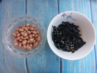 花生米炒海苔,先准备一小碗花生，还有一些海苔。海苔是炸拌海苔，韩式的。