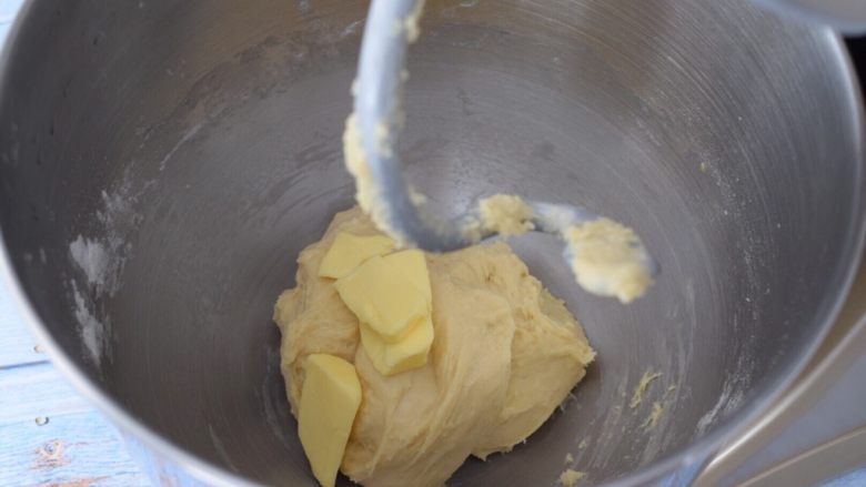卡达仕面包,加入黄油，继续启动三档快速揉面10分钟