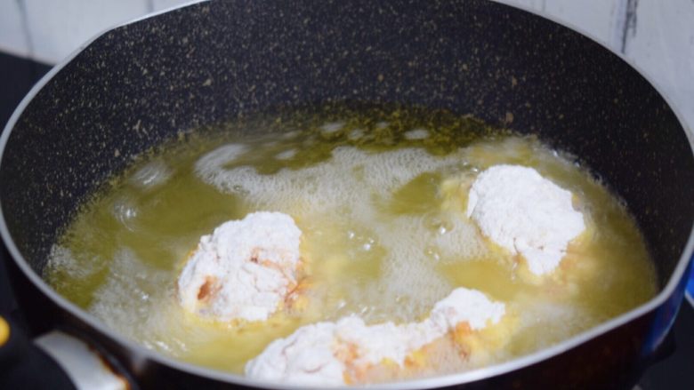 香酥鸡腿,锅中倒入适量的食用油烧至六七成热时，放入鸡腿，小火炸至金黄色