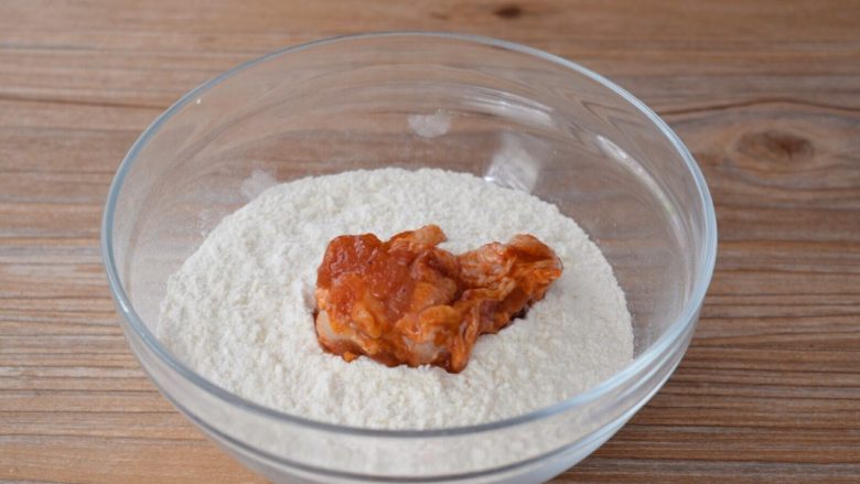 香酥鸡腿,从冰箱取出腌好的鸡腿，放入炸鸡裹粉中沾裹上炸鸡裹粉