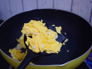 鸡蛋炒火腿肠,煎熟后用锅铲铲散盛出备用