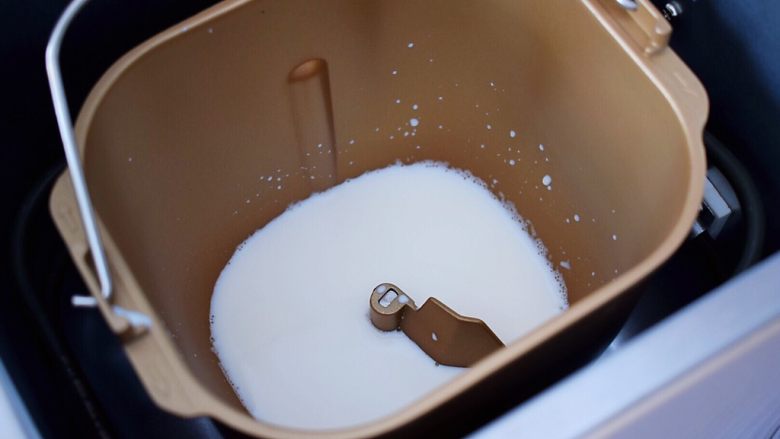 面包机版牛奶吐司面包,使用面包面的时候，一般是先放入液体，把面包机的面包桶洗干净，擦去水分，倒入牛奶