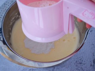 栗子夹心蛋糕,分两次筛入低筋面粉，每次筛入都要拌匀才能筛入下一次