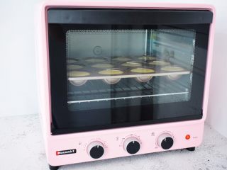 栗子夹心蛋糕,放入预热好的海氏烤箱，上下火180度，中层20分钟，烤好取出脱模晾凉即可食用