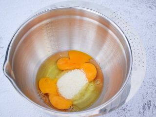 栗子夹心蛋糕,鸡蛋打入盆中，一次性加入全部的白糖