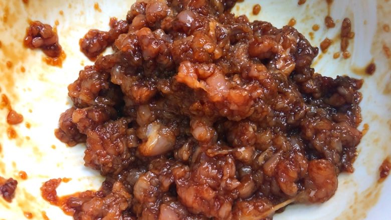 肉末四季豆,用筷子搅拌均匀腌制10分钟