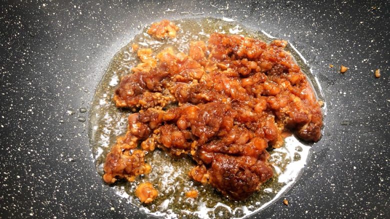 肉末四季豆,锅里放入少许油，放入肉末翻炒