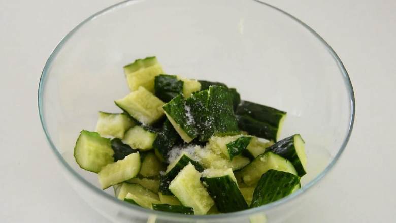 这样做拍黄瓜吃起来很过瘾,做法也简单,装入碗中，放盐，抖匀，腌制5分钟。