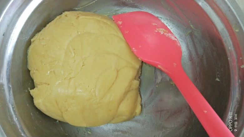 广式月饼之莲蓉蛋黄,用硅胶铲翻拌均匀