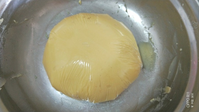 广式月饼之莲蓉蛋黄,用保鲜膜包好静止两个小时左右
