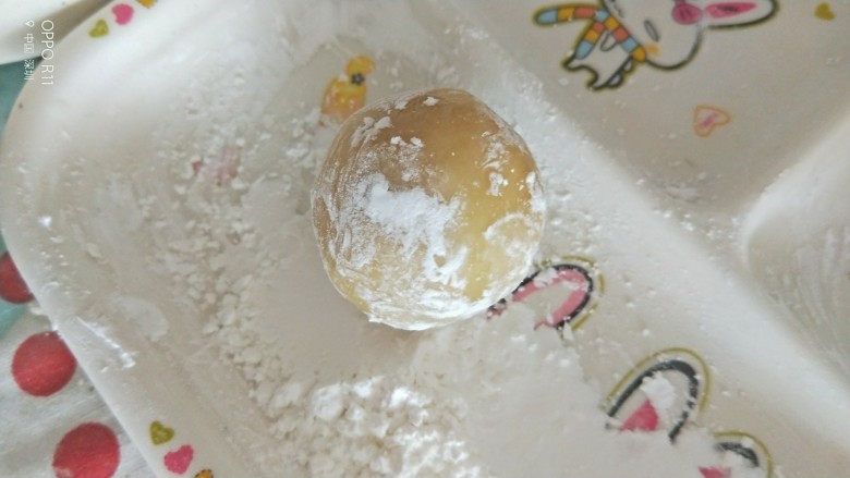 广式月饼之莲蓉蛋黄,包好馅搓圆沾一些生粉