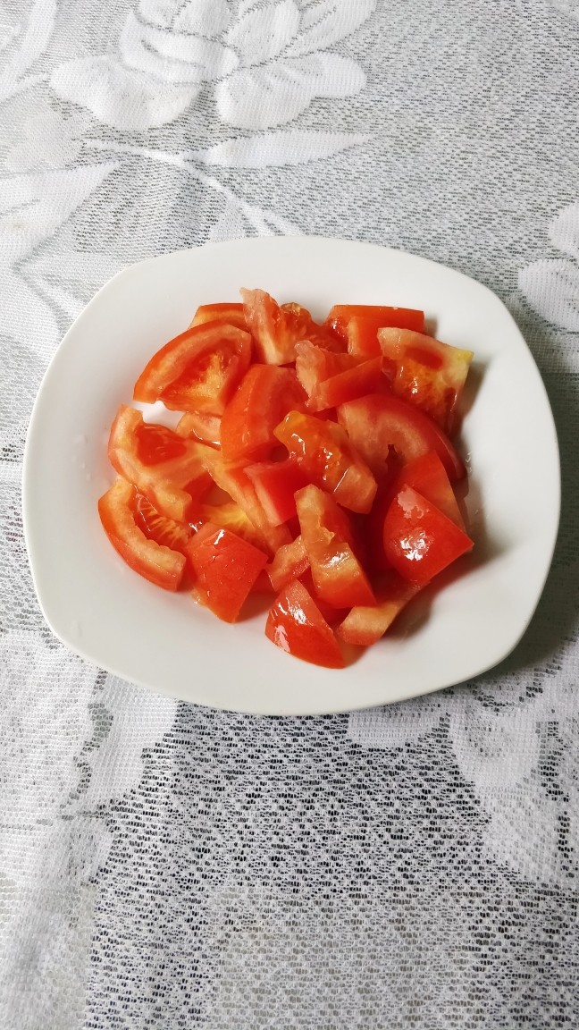 番茄鸡蛋面（方便面版）,番茄洗净切块