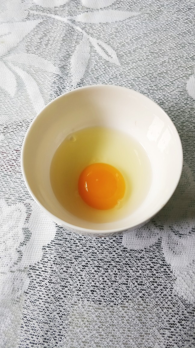 番茄鸡蛋面（方便面版）,鸡蛋一个敲入碗中