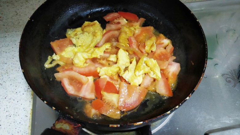 番茄鸡蛋面（方便面版）,用木锅铲把蛋分成合适的大小，加入番茄翻炒