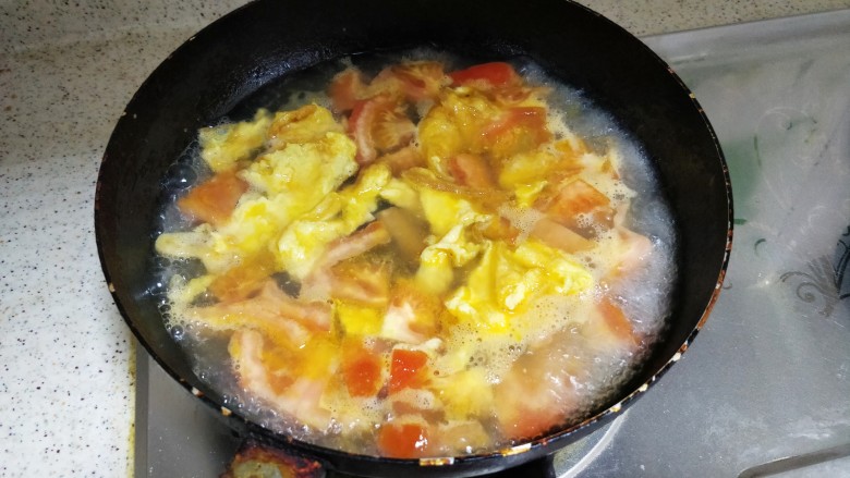 番茄鸡蛋面（方便面版）,煎至番茄微微变软，加入适量水