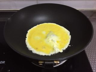 小炒木须肉,锅中倒入适量油，烧热倒入鸡蛋液将鸡蛋炒熟盛出备用