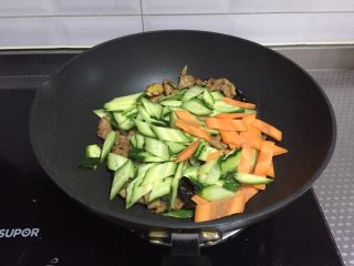 小炒木须肉,放胡萝卜和黄瓜翻炒均匀