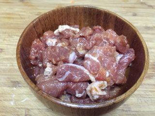 小炒木须肉,猪肉切薄片，加入括号中“腌肉”调料，抓匀腌制15分钟
